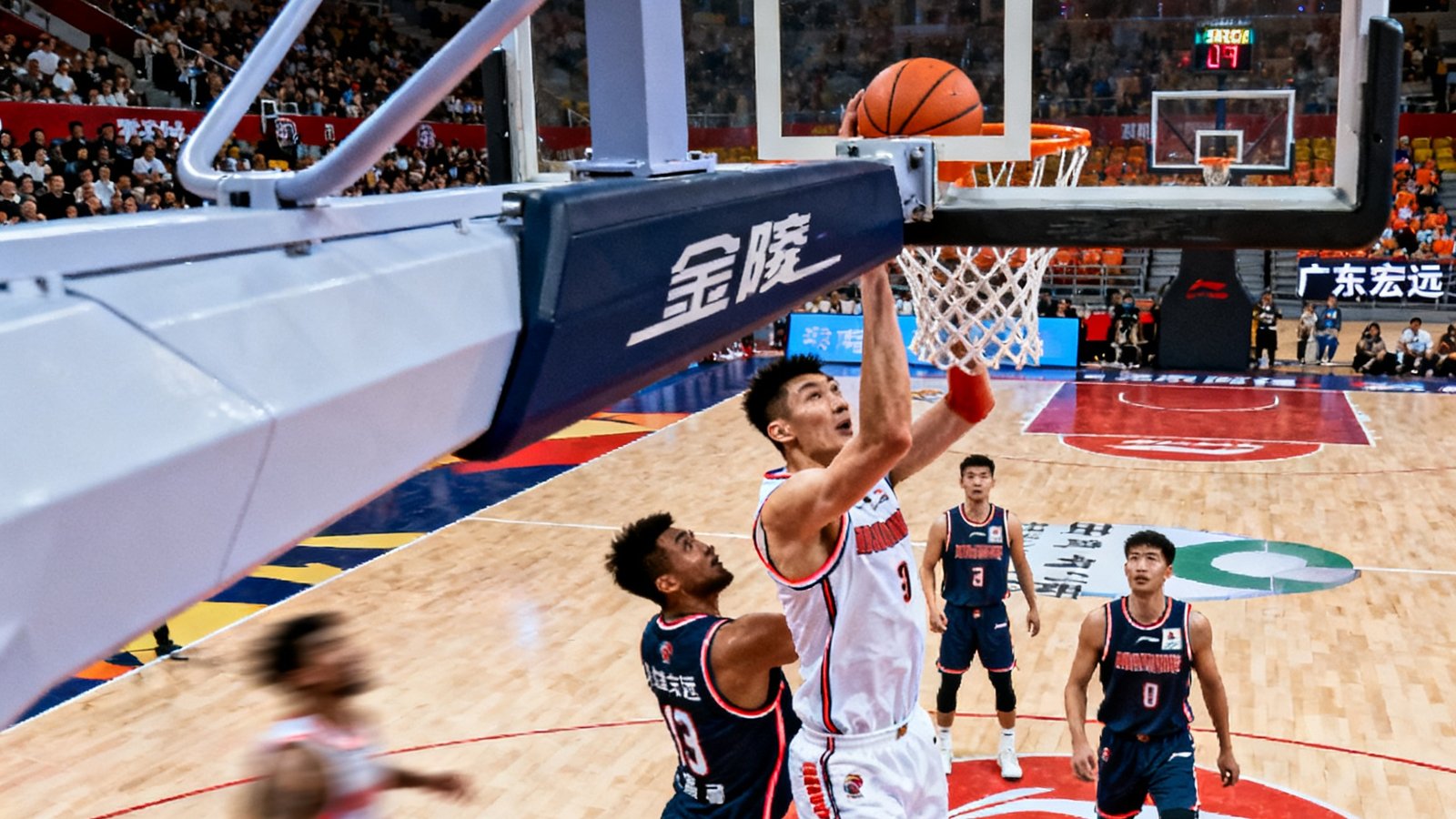 CBA广东宏远队比赛战报：周琦在篮下强打对手中锋完成扣篮，展现出内线统治力